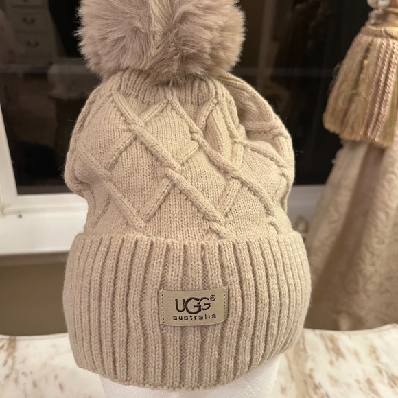 UGG BEIGH BEANIE GLOVE SET NWT - Picture 4 of 9